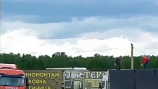 Обычные люди забрались на фуру и препятствуют взлету дронов. смотреть онлайн