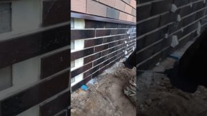 Монтаж цокольных клинкерных термопанелей.