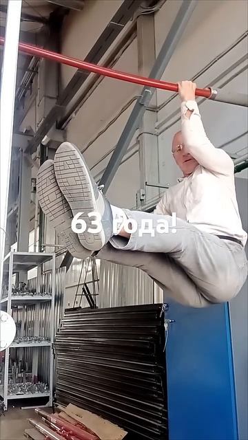 63 года! Двойной уголок на одной руке! Sport gym #турник #тре? смотреть онлайн