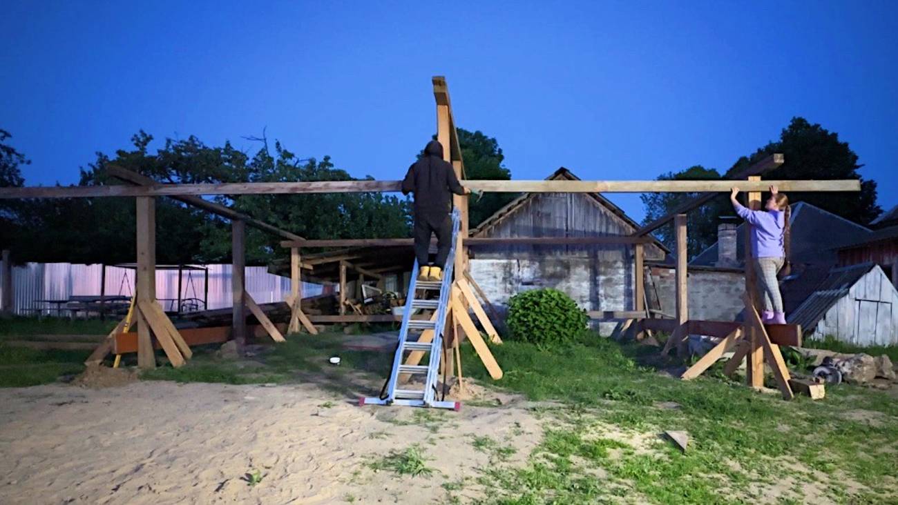 Жена залезла на крышу и не знает как слезть! Стройка продолжается. Жизнь простых людей в деревне. смотреть онлайн