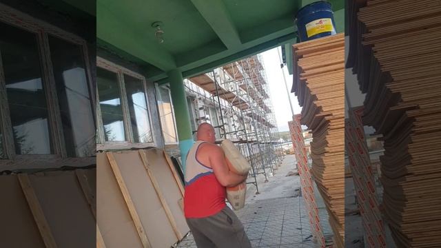 Не мог спокойно пройти мимо мешка с цементом и не подн? смотреть онлайн