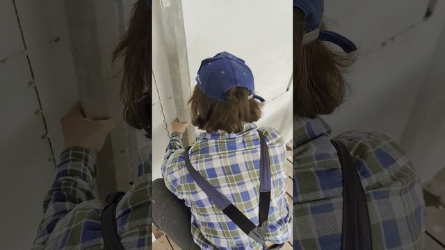 Пилоны на фасаде здания монастыря из фасадного пенопо