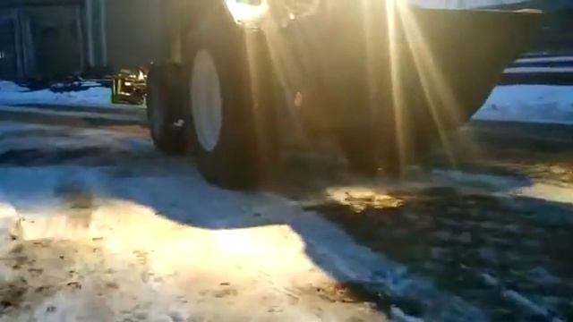 Valtra N 174 Versu с ковшом для посыпания песком смотреть онлайн