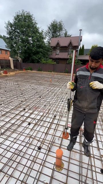 Бетононасос приехал, ждем миксеры и заливаем монолитн смотреть онлайн