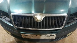 как снять переднюю решётку на капоте Шкода Октавия а 5 2008 год
