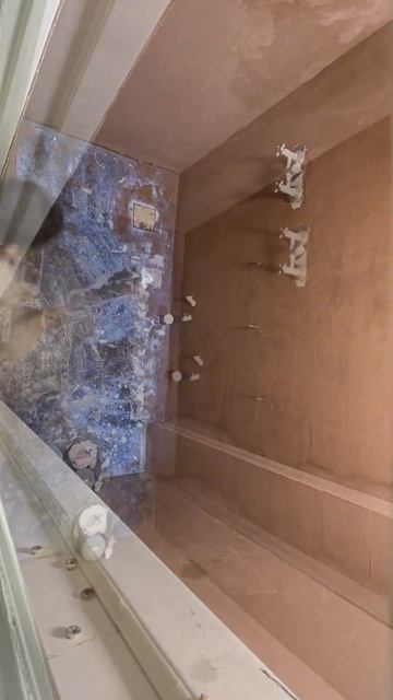 Рабочие будни ✅ Подготовка пола в душевой под #микроц? смотреть онлайн