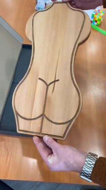 Доска разделочная деревянная "Женщина" #shorts смотреть онлайн