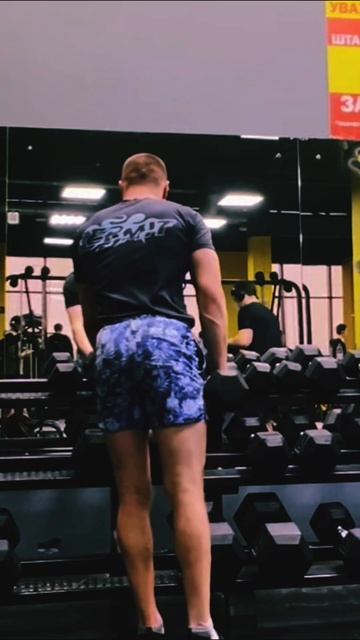 Жим в смите. Подъем гантелей на плечи. Тяга в наклоне г? смотреть онлайн