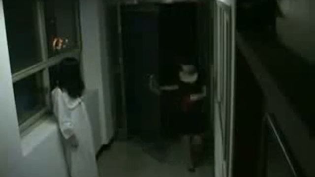 Люди выходящие из кинозала после фильма звонок... смотреть онлайн
