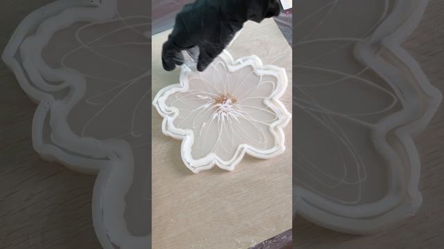 Процесс создания цветка из эпоксидной смолы 🌸✨ смотреть онлайн