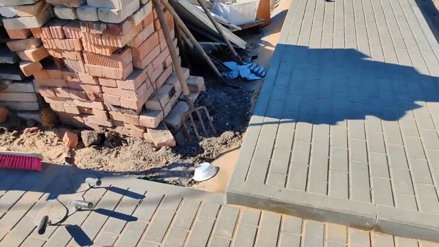 Можно ли класть тротуарную плитку зимой... рискнул поп? смотреть онлайн