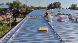 Монтаж профнастила и утепление крыши