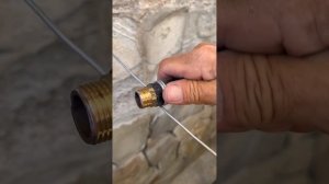 Как из проволоки изготовить хомут  для фиксации шланг?