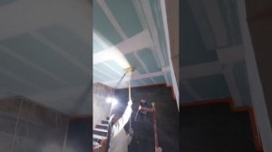 Шпаклевка стыков и углов гипсокартона.