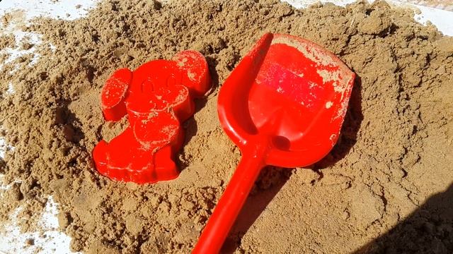 Делаем куличики из песка красный желтый синий зеленый смотреть онлайн