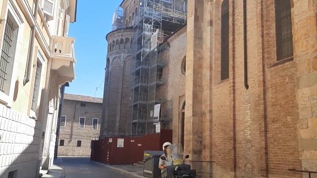 Пармская Колокольня тоже наклонена, но всем пофиг смотреть онлайн