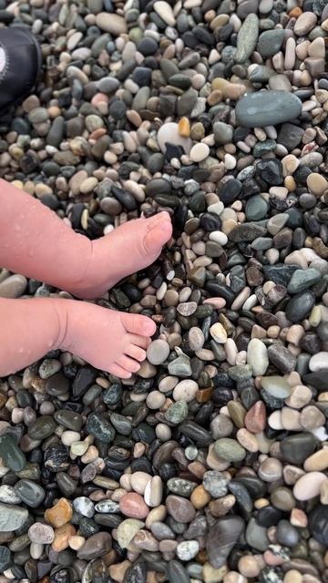 Релакс 🩵 #relax #sea #travel #baby #dream #галька #камни смотреть онлайн