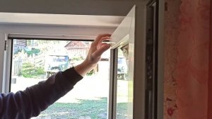 Створка пластикового окна выпала и повисла на одной п?