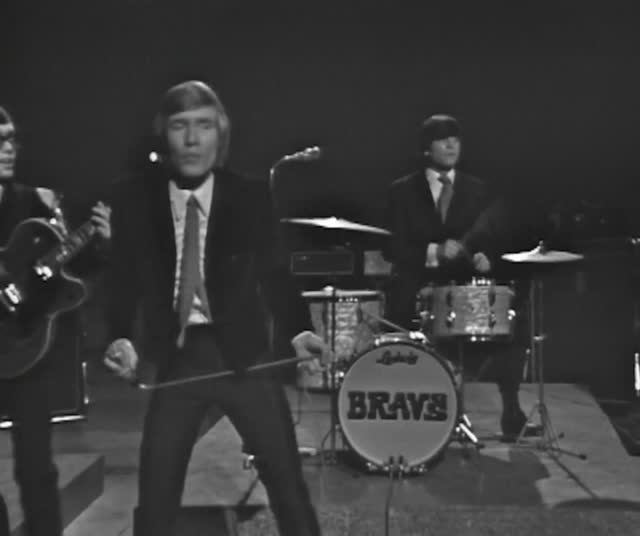 Los Bravos - Black Is Black