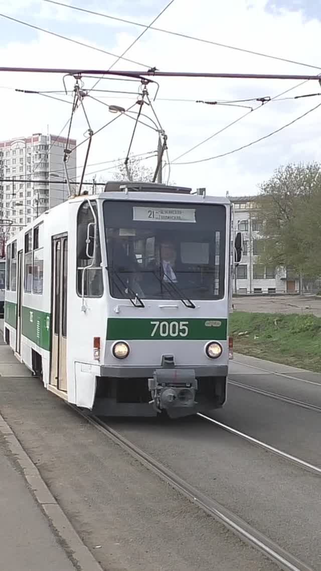Москва. Трамвайный вагон № 7005 модели Tatra Т7Б5 у остановки "Платформа Тульская". смотреть онлайн