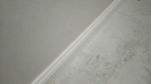 как крепить пластиковый плинтус ideal