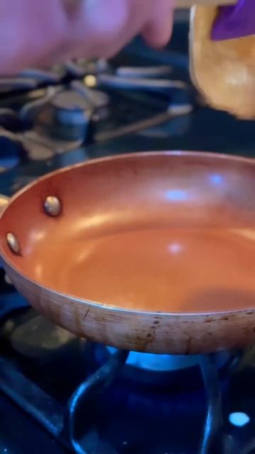 Без яиц! Рецепт в комментариях #shorts #блины #бгблины #безяиц #масленица #готовимдома #выпечка смотреть онлайн