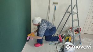 Поклейка зелёных обоев, подрезка у плинтуса