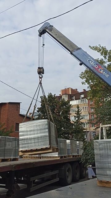 Тротуарная плитка приехала на объект. Разгружаем. Под? смотреть онлайн