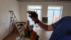 Теневой натяжной потолок: монтаж багета и карниза. Час