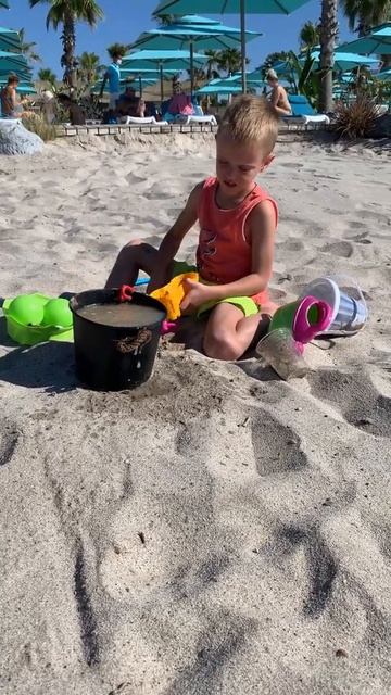 Илья играется в песке на пляже в Турции - сентябрь 2021 смотреть онлайн