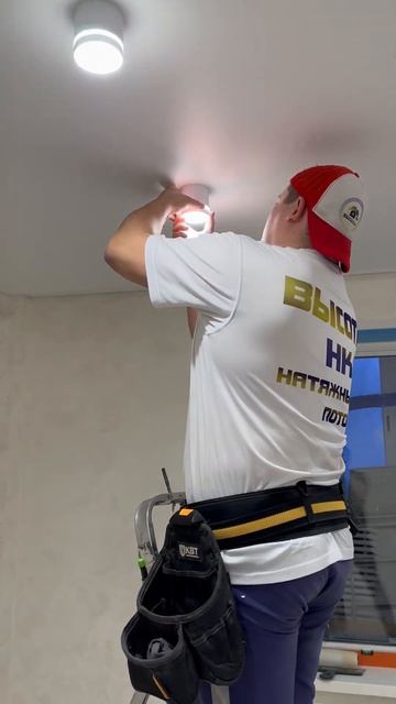 Установка спотов на натяжной потолок💯💣 смотреть онлайн