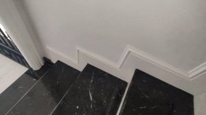 Монтаж плинтуса на лестнице