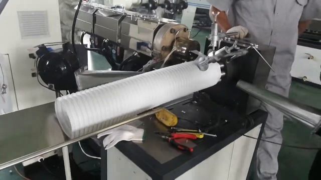 Проволока обвивает спиральную вентиляционную трубу в