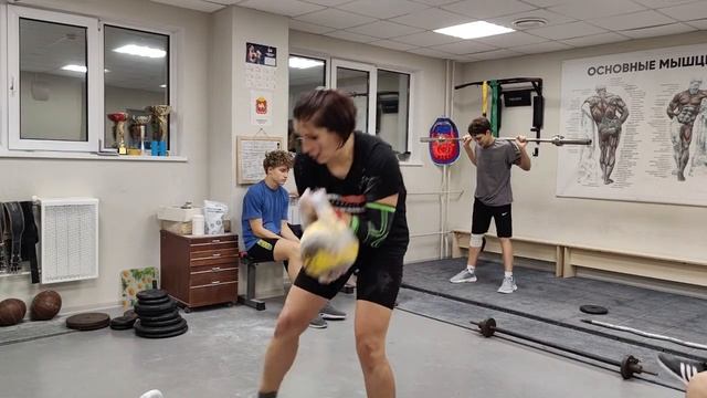 Тренировка Татьяны Кузьминой вес снаряда 20 кг