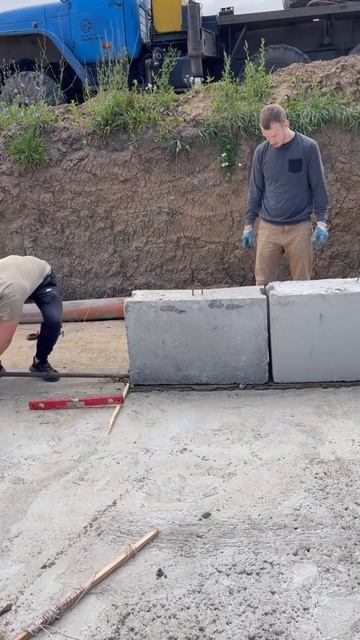 Монтируем блоки ФБС #фундамент #цоколь смотреть онлайн