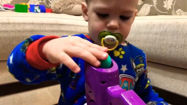 VLOG: Пистолет стреляющий шариками Kids play смотреть онлайн