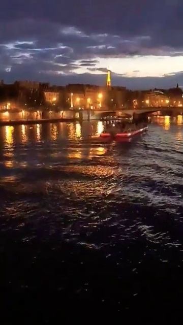 Seine, river in Paris, France. Eifel tower. Сена, река в Париже, Франция. В? смотреть онлайн
