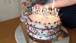 КАТЯ ПОЗДРАВЛЯЕТ ПАПУ С ДНЕМ РОЖДЕНИЯ / Катя готовит сюрприз на день рождения папы и дарит подарок