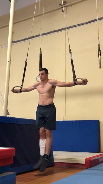 Крест на кольцах и нога в гипсе #спорт #подпишись #крес?