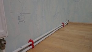 Монтаж труб отопления в специальном плинтусе.