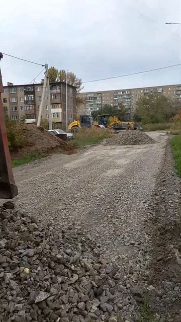 КамАЗ высыпал щебня две горки, а там грейдер и каток, б? смотреть онлайн
