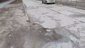 Нужно засыпать яму щебнем