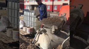 Полусухая Стяжка пола. Наполнение бочки песком через ?