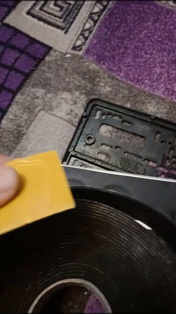 Гранта, удаляем рамку гос номера клеим уплотнитель. смотреть онлайн