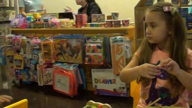 АНДЖЕЛИНКА И СОФИЯ ИГРАЮТ С ЦВЕТНЫМ ПЕСКОМ И ЛОВЯТ РЫБ смотреть онлайн