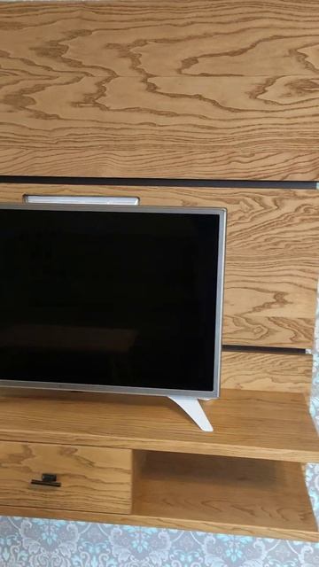 Подвесная тумба под ТВ. Фанера, покрытая шпоном ясеня. смотреть онлайн