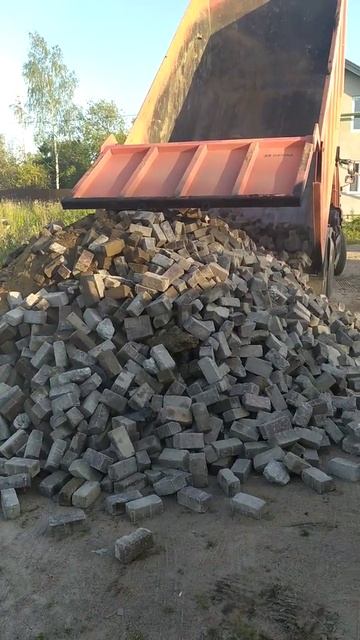 Самосвал высыпает тротуарную плитку смотреть онлайн