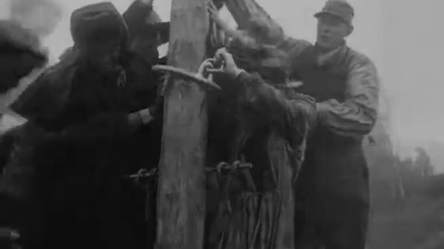 Фрагмент из фильма Ингмара Бергмана «Вечер шутов» (1953): ставят шатёр смотреть онлайн