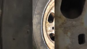 спускает колесо по ободу есть решение герметик в помо?