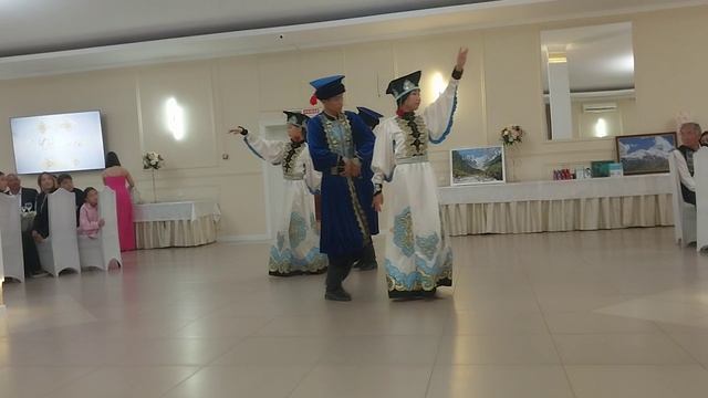Танцы Калмыкии. Народный ансамбль "Байр". Яшкуль смотреть онлайн